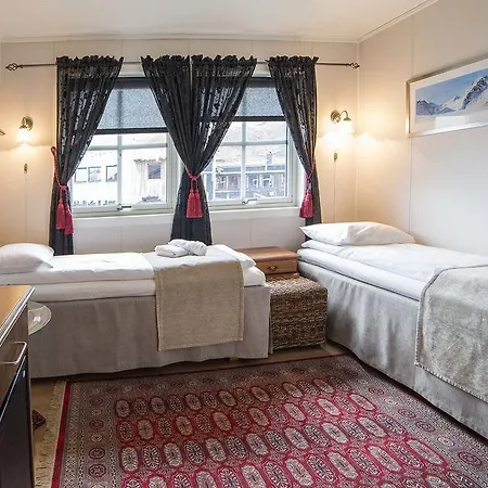 Mary-ann's Polarrigg Hotel 2*
