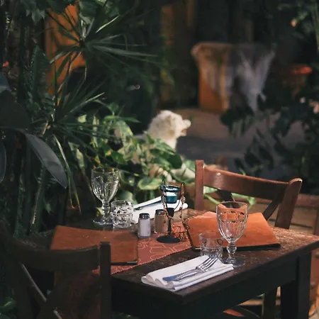 Mary-ann's Polarrigg 2* Longyearbyen