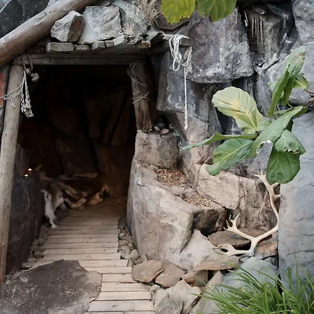 매리-앤 폴라리그 2* 롱이어비엔